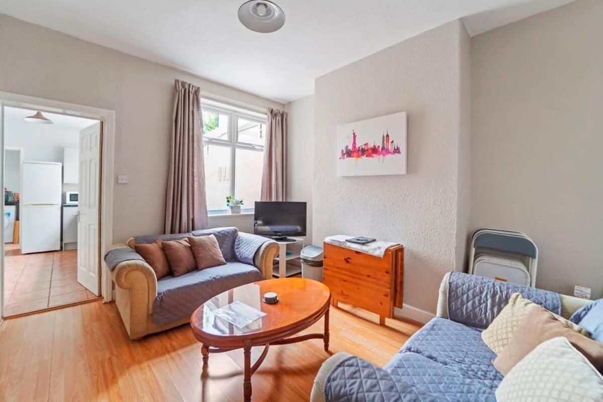 4 Bed Homely Retreat - Wolverhampton Zewnętrze zdjęcie