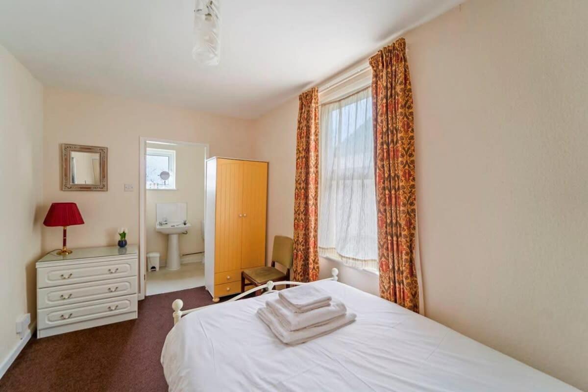4 Bed Homely Retreat - Wolverhampton Zewnętrze zdjęcie