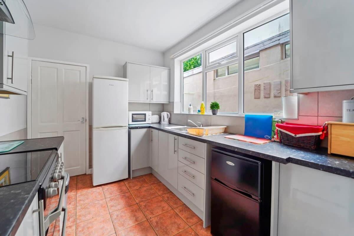 4 Bed Homely Retreat - Wolverhampton Zewnętrze zdjęcie