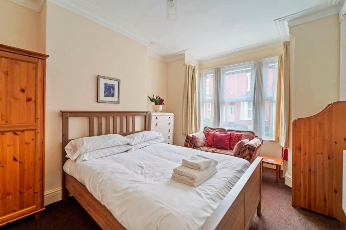 4 Bed Homely Retreat - Wolverhampton Zewnętrze zdjęcie